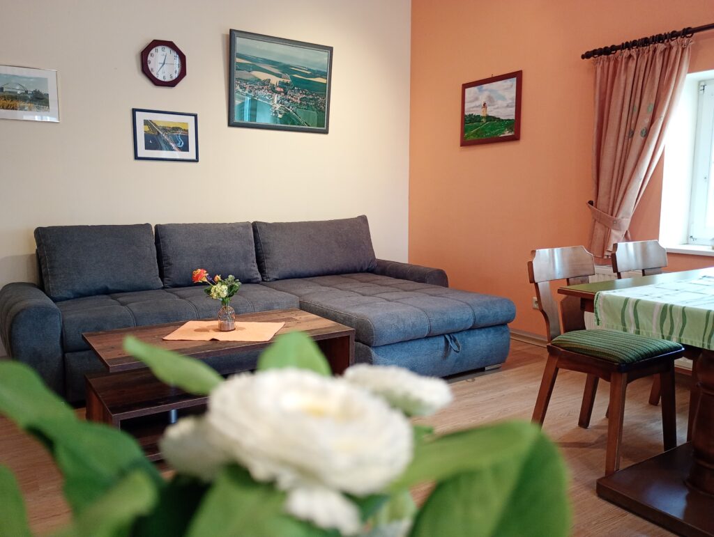 Großer Gemeinschaftsraum mit überdachter Terrasse für die Urlaubsgäste der Doppelzimmer und Ferienwohnung
